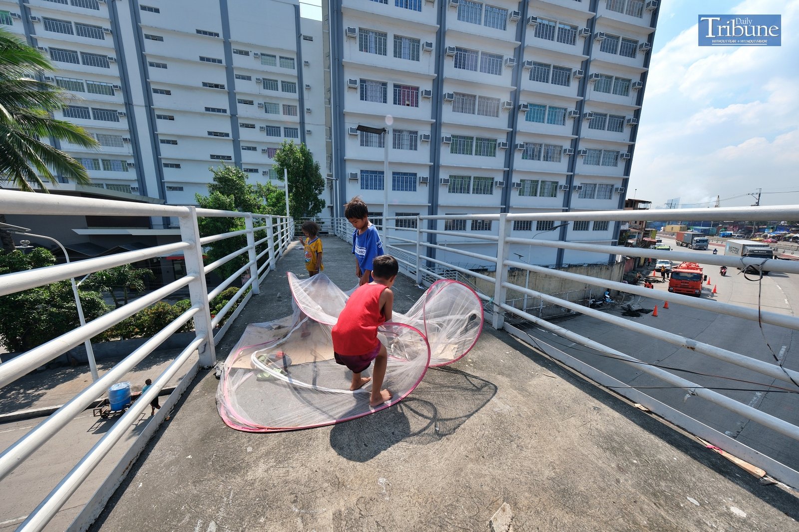 TRIBUNE-kids-playing-on-the-bridge